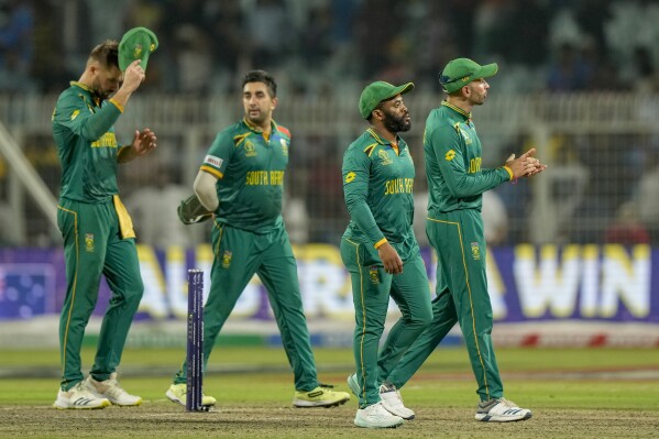 Top order collapse and dropped catches hurt South Africa in latest